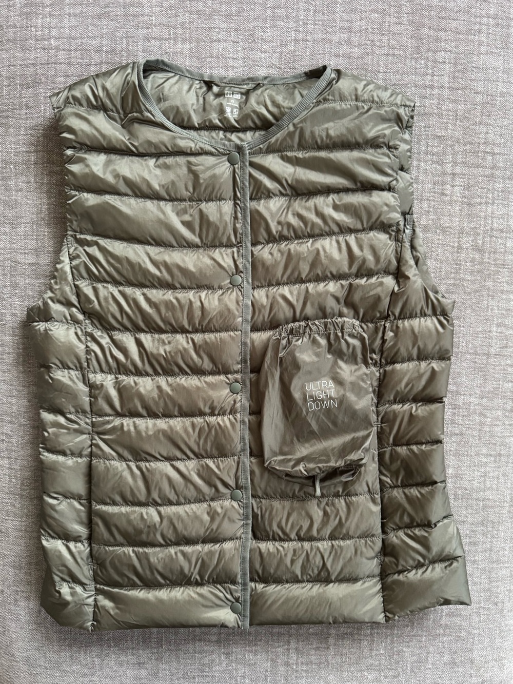 Uniqlo Ultra down vest - mossy green / grey